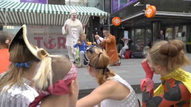 Palhaço teatral performance de rua — Vídeo de Stock