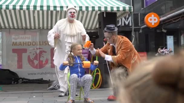 Klaun teatralnych występów ulicznych — Wideo stockowe