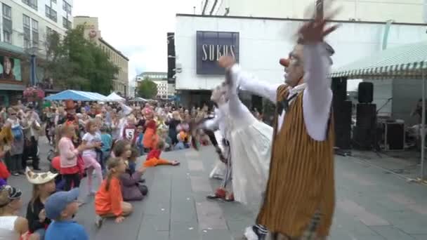 Acteurs buigen voor het publiek na de straat show — Stockvideo