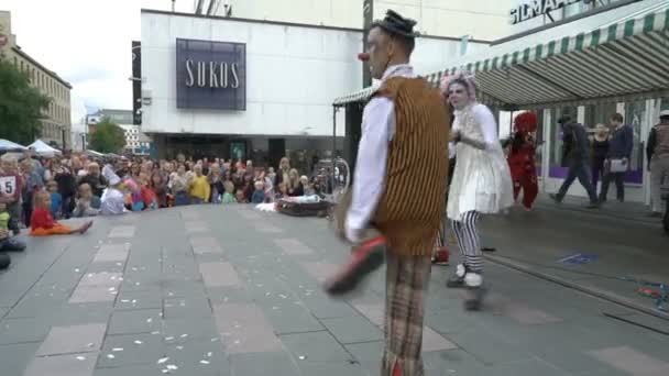 Schauspieler verneigen sich nach der Straßenshow vor dem Publikum — Stockvideo