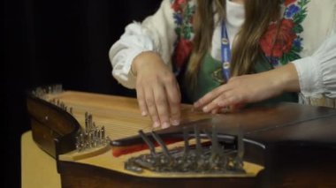 Halk kostüm Kantele - Fin Ulusal yaylı mızraplı müzik aleti çalmaya genç bir kadın