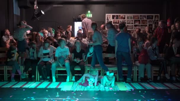 Зрители занимают свои места перед спектаклем в малом зале камерного театра — стоковое видео