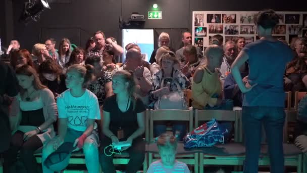 Зрители занимают свои места перед спектаклем в малом зале камерного театра — стоковое видео