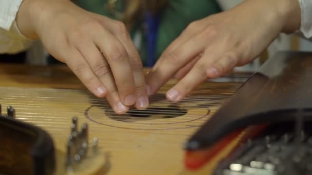 Młoda kobieta w stroju ludowym, grając Kantele - fiński krajowych strunowy instrument muzyczny oskubane — Wideo stockowe