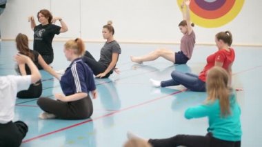 Öğrenciler-aktörler palyaçoluk ve oyunculuk eğitimi.