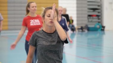 Öğrenciler-aktörler palyaçoluk ve oyunculuk eğitimi.