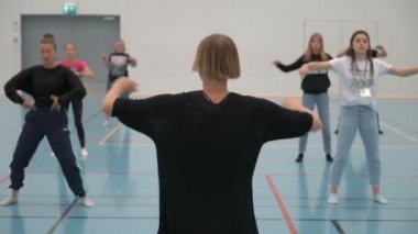 Öğrenciler-aktörler palyaçoluk ve oyunculuk eğitimi.