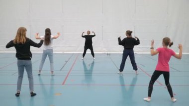 Öğrenciler-aktörler palyaçoluk ve oyunculuk eğitimi.