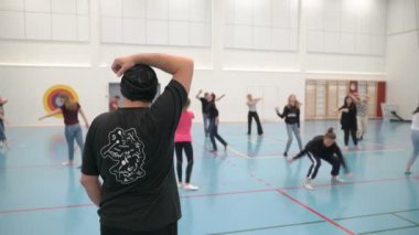 Öğrenciler-aktörler palyaçoluk ve oyunculuk eğitimi.