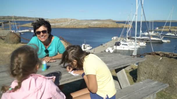 Deux petites filles s'amusent avec leur grand-mère — Video