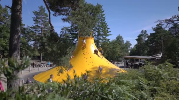 Slide vulkan på lekplatsen i fritidsparken Dyreparken, Norge — Stockvideo