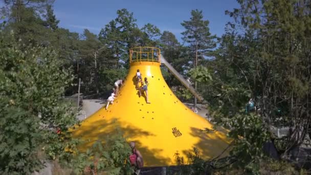 Diapositiva del volcán en el parque infantil en el parque de ocio Dyreparken, Noruega — Vídeo de stock
