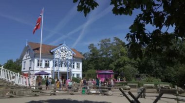 Çocuk ve yetişkin eğlence parkı bir balıkçılık oyun ödüller kazanmak deneyin.