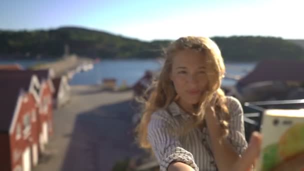 Joven pelirroja tomando fotos en la terraza de la costa del norte de Europa — Vídeo de stock