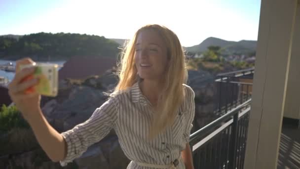 Joven pelirroja tomando fotos en la terraza de la costa del norte de Europa — Vídeo de stock