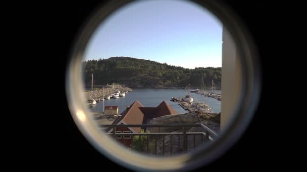 Jovem ruiva admirando as vistas para o mar no terraço do hotel na costa do norte da Europa — Vídeo de Stock