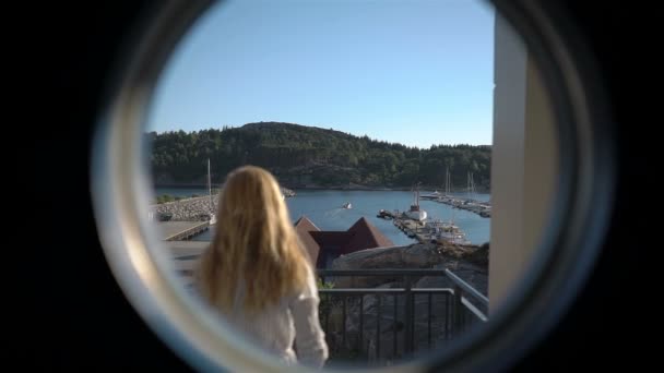 Mujer pelirroja joven tomando fotos en la terraza del hotel en la costa del norte de Europa — Vídeo de stock