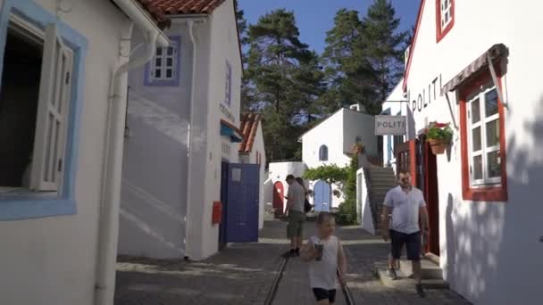 Le divertissement Cardamom Town est basé sur le livre de l'écrivain pour enfants Egner Thorbjorn . — Video
