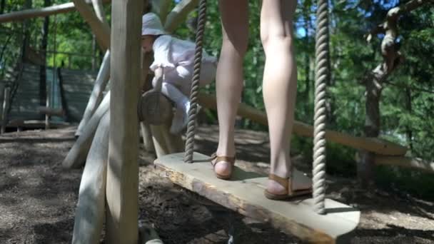 ロープの公園で子供たちが障害物を通過します。. — ストック動画