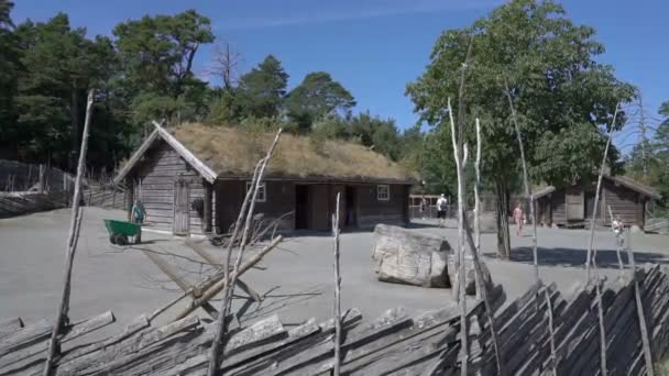 Barn och vuxna försöker vinna priser av en fiske-spel i nöjesparken. — Stockvideo