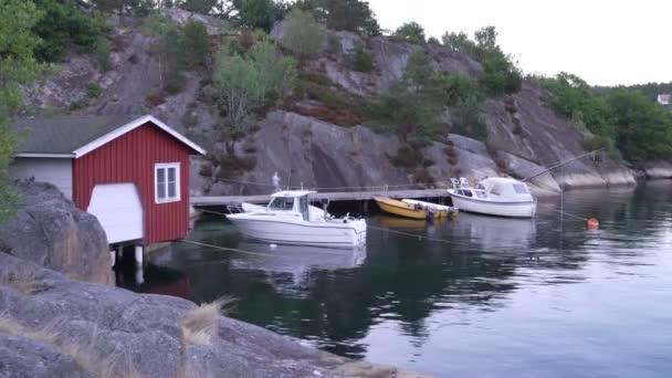 Pensioni e barche sulle rive del Sjoversto Feriested, Tvedestrand, Norvegia . — Video Stock