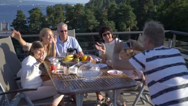 Uma grande família feliz tira uma foto de família em um smartphone — Vídeo de Stock