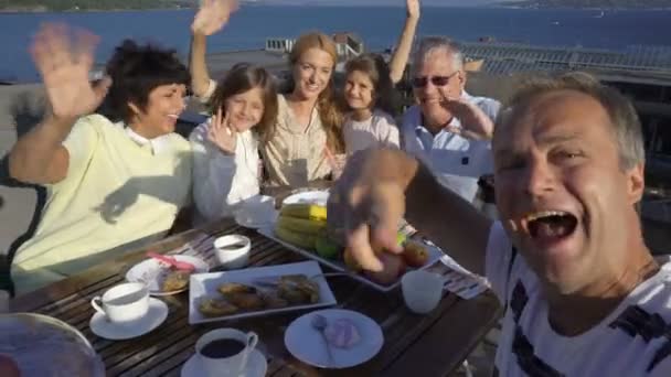 Μεγάλη ευτυχισμένη οικογένεια παίρνει μια κλήση βίντεο τηλέφωνο χρησιμοποιεί φωτογραφική μηχανή selfie ή — Αρχείο Βίντεο