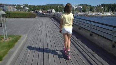 Genç kız bir tekme ahşap kıyısındaki sürme.