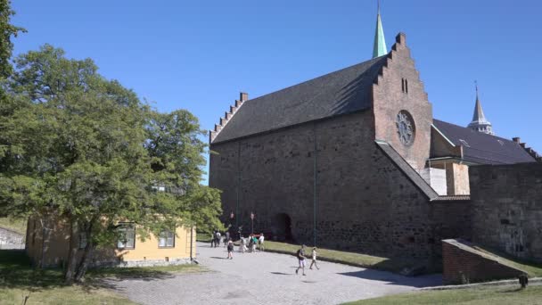 Visitantes en el antiguo castillo y fortaleza de Akershus Oslo Noruega — Vídeos de Stock