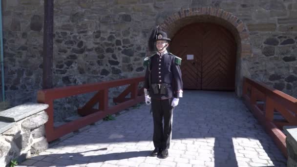 Zbrojnych ochroniarz w pięknym mundurze w starożytny zamek i forteca Akershus Oslo Norwegia — Wideo stockowe