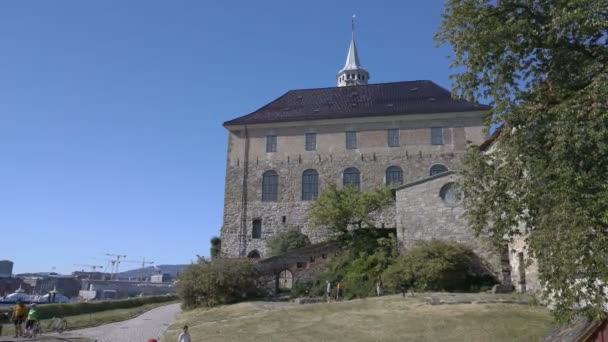 Odwiedzający w starożytny zamek i forteca Akershus Oslo Norwegia — Wideo stockowe
