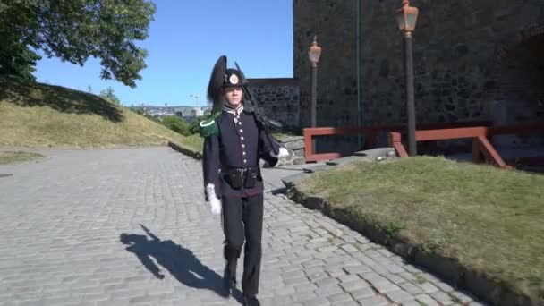 Guardia armada con un hermoso uniforme en el antiguo castillo y fortaleza de Akershus Oslo Noruega — Vídeo de stock