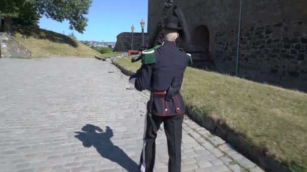 Väpnade gardist i vackra uniform i gamla slott och fästning Akershus Oslo Norge — Stockvideo