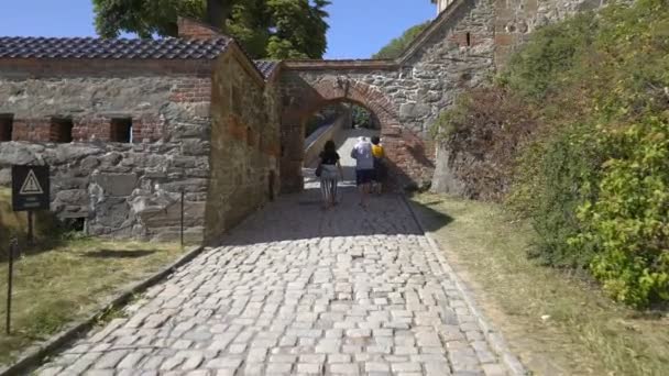Visitors in the ancient castle and fortress of Akershus Oslo Norway — Stock Video