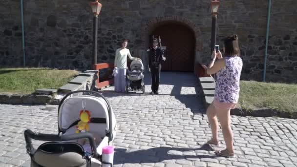 Bezoekers in het oude kasteel en de vesting Akershus, Oslo, Noorwegen — Stockvideo