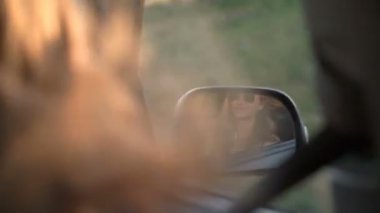 Bir genç Kızıl saçlı kadın arabayla seyahat hoşlanıyor.