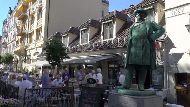 Ünlü Norveçli aktör Johannes Brun Oslo Anıtı. — Stok video