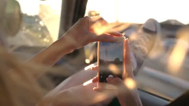 Une jeune femme aime voyager dans une voiture en sortant ses jambes dans une fenêtre ouverte — Video