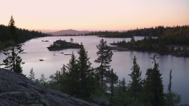 Sonnenuntergang über dem Bergsee — Stockvideo