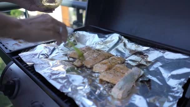 Delicioso salmón fresco a la parrilla — Vídeos de Stock