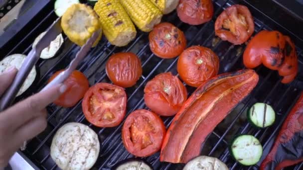 Cozinhar legumes grelhados . — Vídeo de Stock