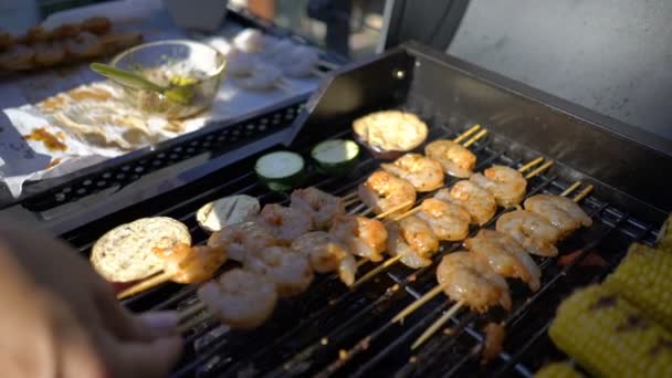 Délicieuses Crevettes Fraîches Grillées Sont Préparés — Video