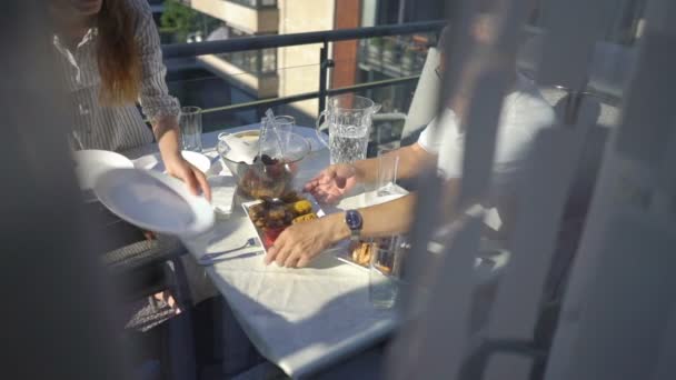 Familie diner op het balkon van het appartement — Stockvideo