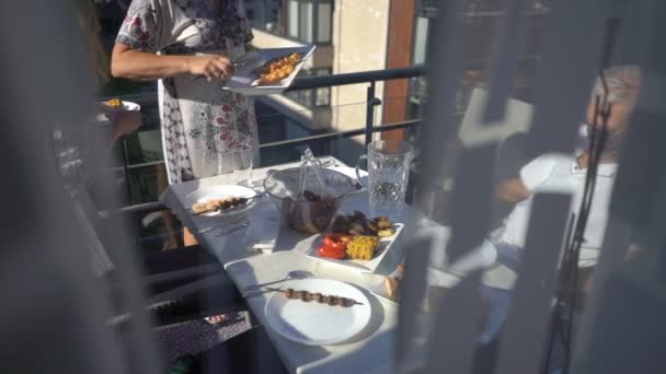 Familie diner op het balkon van het appartement — Stockvideo