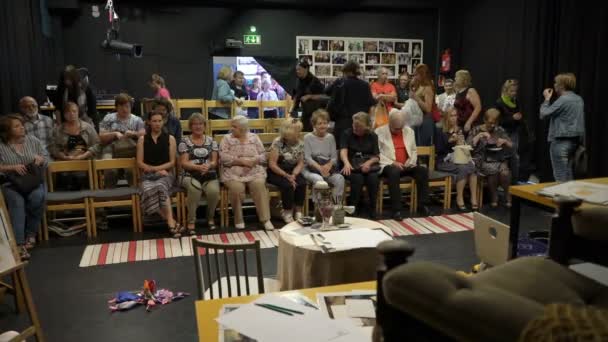 Les spectateurs prennent place avant la représentation dans le petit auditorium du théâtre de chambre — Video