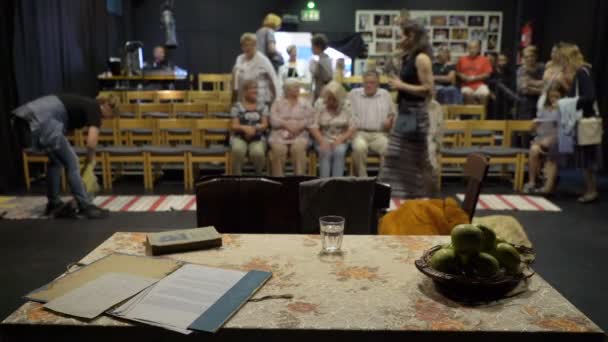 Zuschauer nehmen vor der Vorstellung im kleinen Saal des Kammertheaters Platz — Stockvideo