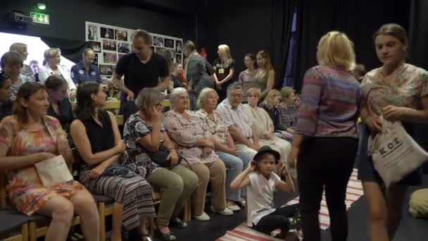 Zuschauer nehmen vor der Vorstellung im kleinen Saal des Kammertheaters Platz — Stockvideo