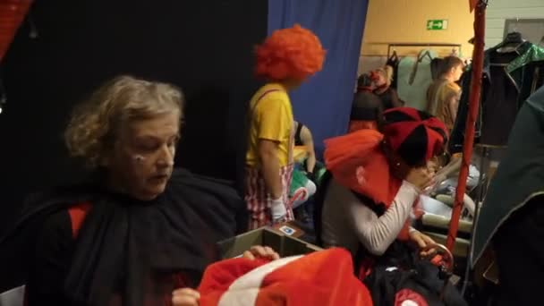 Actors backstage preparing for the show — Stock Video
