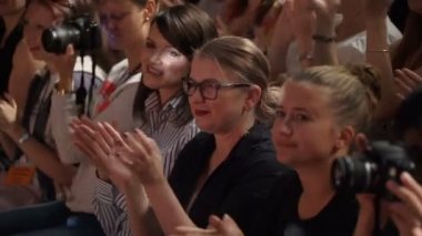 Seyirci sanatçılar alkışlıyorum