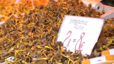 Huni Chanterelles çok üstünde belgili tanımlık sayaç Helsinki sokak pazarının